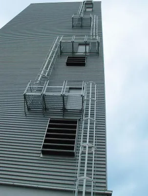 Produktbild von Günzburger Steigtechnik einzügige Steigleiter mit Rückenschutz (Bau) Aluminium eloxiert 9,60 m - 500120