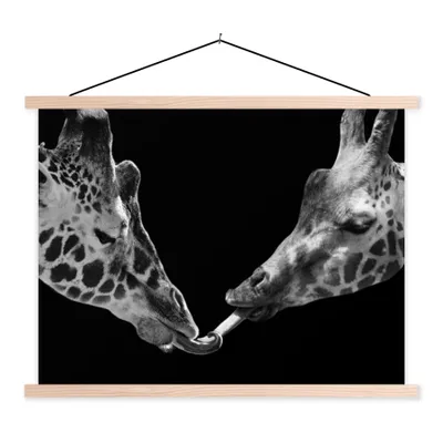 Produktbild von MuchoWow® Textilposter Tiere - Schwarz - Giraffe - Weiß - Porträt 120x90 cm mit holzfarbenen Rahmen - Magnetisch