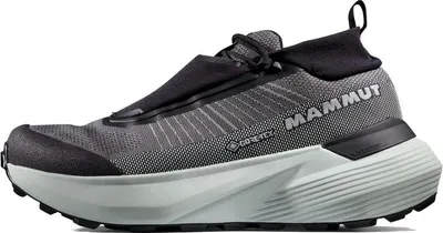 Niedriger Wanderschuh "Aenergy Ultra Low GTX" von Mammut; grau mit schwarzem Obermaterial und rutschfester Sohle.