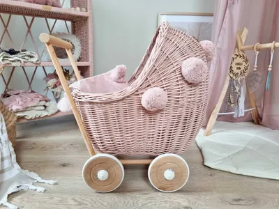 Produktbild von Puppenwagen aus Korbgeflecht Dumpy, schmutziges Rosa mit Pompons und Bettwäsche
