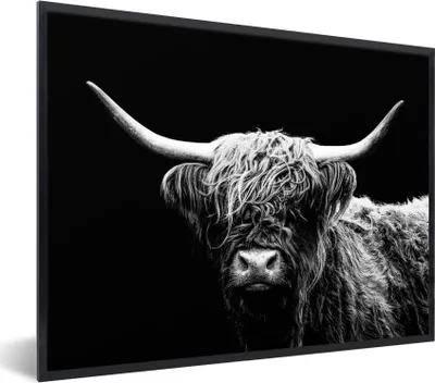 Produktbild von MuchoWow® Gerahmtes Poster Schottischer Highlander - Kuh - Schwarz - Weiß - Tiere 80x60 cm - Poster mit Schwarzem Bilderrahmen Wandposter Rahmen Foto Bilder - Schwarzem - Mit Gestell