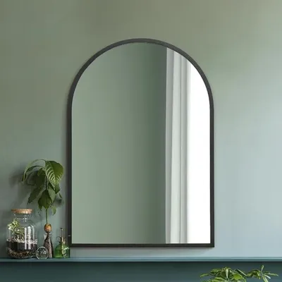 Imagen del producto de Espejo de pared moderno, de metal, con forma abovedada, diseño contemporáneo, dimensiones 100 x 70 cm, ideal para dormitorios, salones, vestidores y espacios habitables.