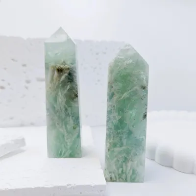 Produktbild von Feather Fluorit Turm grün 8-9 cm Naturstein Obelisk Kristallspitze