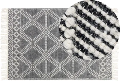 Produktbild von BELIANI Teppich Grau u. Weiß aus Wolle 160 x 230 cm Rechteckig Kurzflor mit Geometrischem Muster Fransen für Wohnzimmer Schlafzimmer Flur