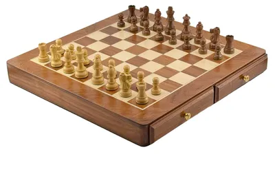 Produktbild von Exklusives Italfama Schachset – „PREMIUM CLASSIC“ Akazienfiguren 7,6 cm & Schachkasten mit 2 Schubladen und Einzelfächern 46x46 cm