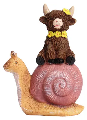 Produktbild von Gartenfigur eines Hochlandrindes aus Kunstharz: Hochlandrind auf Pilz/Schnecke/Frosch – Statue für Terrasse, Balkon, Rasen und Garten