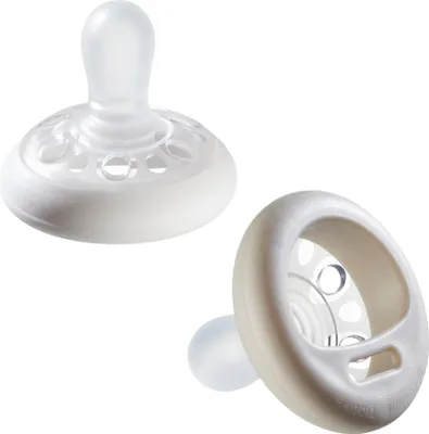 Zdjęcie produktu dla Tommee Tippee Smoczek uspokajajcy o naturalnym ksztacie, Tekstura przypominajca skr, Symetryczny ortodontyczny ksztat Zawiera sterylizator, 0-6 M, zestaw 2 szt