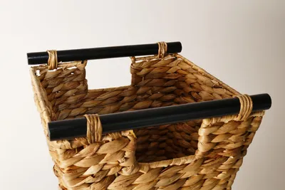 Produktbild von Schirmständer Artra Geflecht Wasserhyazinthe, Massivholz-Griffe, edel verarbeitet, Handarbeit, nachhaltig, herausnehmbare Auffangschale Farbe: Natur 25/26/60 cm