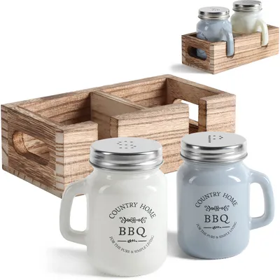 Produktbild von com-four® 3-teiliges Salz- und Pfefferstreuer-Set - Gewürzstreuer in Holzbox - Gewürzglas mit Aufschrift in Bierkrug-Form, Schraubdeckel, Henkel und Aufbewahrungsbehälter
