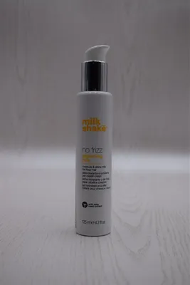 Produktbild von Milk_Shake No Frizz Glistening Milk glättende Styling-Milch für raues und widerspenstiges Haar 125 ml