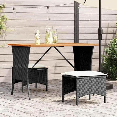 Imagen del producto de Juego de jardín de 3 piezas con cojines, color , fabricado en ratán sintético. Incluye una mesa y dos taburetes. Ideal para balcones, terrazas y jardines