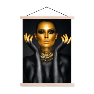 Produktbild von MuchoWow® Textilposter Frau - Porträt - Gold - Luxus - Schwarz 60x80 cm mit holzfarbenen Rahmen - Wandbild