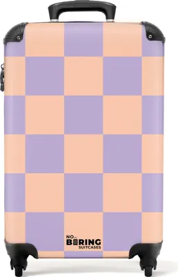 Produktbild von NoBoringSuitcases.com® Koffer Handgepäck Trolley Rollkoffer Kleine Reisekoffer mit 4 Rollen - Lila mit rosa Schachbrettmuster - Cabin Size < 55x40x23 cm & 55x40x20 cm - Fotokoffer - Kabinenkoffer - BoardgepäckHandgepäck Koffer 55x35x20 cm, 36L,