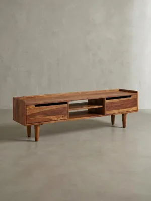 Alternative Perspektive auf die TV-Kommode im Mid-Century-Stil, die die große Ablagefläche und die grifflosen Türfronten präsentiert._#sku_BARWL6.553#