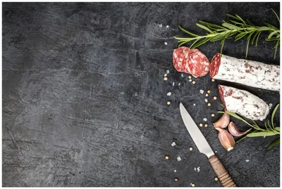 Produktbild von Wallario Premium Glasbild, freischwebende Optik, kräftige Farben, Größe 90 x 60 cm Motiv Salami, Rosmarin und Knoblauch