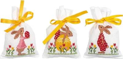 Produktbild von Vervaco Kräutertütchen Kreuzstich Set "Osterhasen im Tulpengarten" 3er Set, Zählmuster, 8x12cm