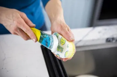 Image de Brosse souple jaune avec réservoir et distributeur