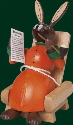 Imagen del producto de Richard Glässer, "Conejo ahumado" (o "Liebre ahumada"), sentado en un sillón