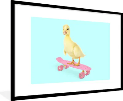 Produktbild von MuchoWow® Gerahmtes Poster Ente - Küken - Skateboard - Blau - Rosa 90x60 cm - Poster mit Schwarzem Bilderrahmen Wandposter Rahmen Foto Bilder - Wanddekoration - Fotos