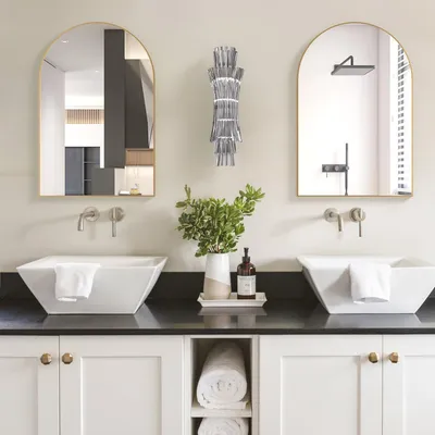 Image de Deux miroirs muraux à cadre en métal doré, de forme arquée, dimensions 50 x 75 cm