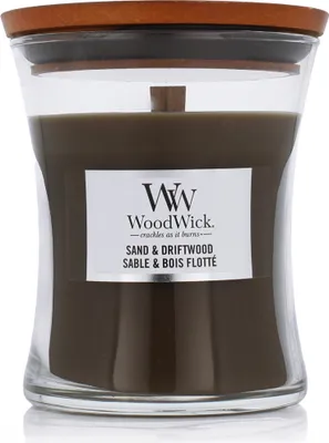 Productafbeelding van WoodWick Sand & Driftwood - geurkaars van gemiddelde grootte met een houten lont