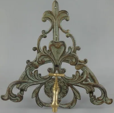 Produktbild von Casa Padrino Jugendstil Gartenschlauch Wandhalter mit Wasserhahn Hellgrün / Rostfarben 35 x 21 x H. 35 cm - Garten Accessoires