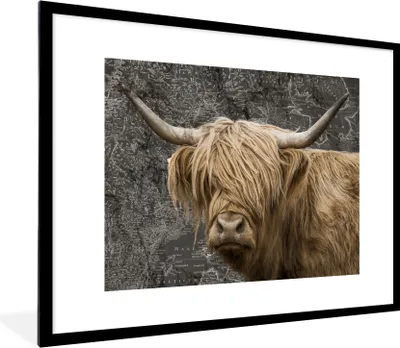 Produktbild von MuchoWow® Gerahmtes Poster Weltkarte - Tiere - Schottischer Highlander 80x60 cm - Poster mit Schwarzem Bilderrahmen Wandposter Rahmen Foto Bilder - Schlafzimmer-Dekorationen - Fotoposter