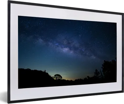 Produktbild von MuchoWow® Gerahmtes Poster Eine Illustration der Milchstraße von der Erde aus 60x40 cm - Poster mit Schwarzem Bilderrahmen Wandposter Rahmen Foto Bilder - Schlafzimmer - Plakat in Rahmen - Drucken
