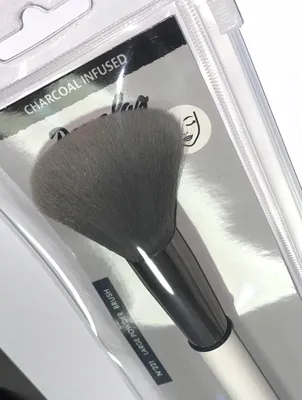 Image de Pinceau Douglas Puderpinsel 221, enrichi en charbon actif, pour un maquillage professionnel