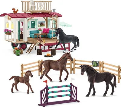Produktbild von SCHLEICH Horse Club Geheimes Turnier-Training Wohnwagen Spielset, Mehrfarbig, 390x165x375 mm (BxTxH), inkl. Pferde, Reiter, Zaun, Parkhindernis, mit Geheimfach, Klapptisch, beweglichen Jalousien und Türen, klappbarem Sonnenschirm, Stoffkissen, abnehmbarem Dach und anhängbar an Pick-up, detailgetreu, 72141