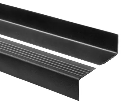 Zdjęcie produktu dla QUEST Profil schodowy PCV 50x42 mm, 1.5m, antypoślizgowy nosek schodowy,  RGP, czarny-srebrny