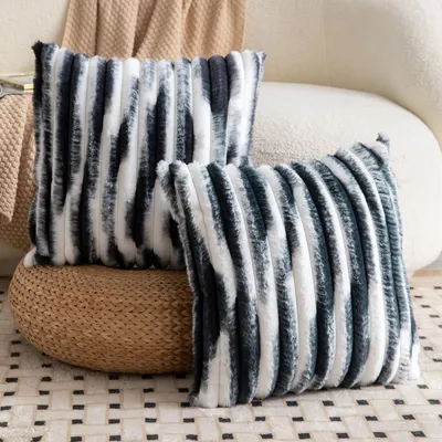 Produktbild von Set mit 2 dekorativen Kissenbezügen aus Kunstfell, weich und flauschig mit Streifenmuster für Sofa und Schlafzimmer, dunkelblau und weiß, 60 x 60 cm