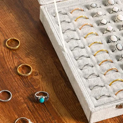 Produktbild von Allecto Premium - Ringhalter mit 100 Ringfächern und Deckel für Schmuckaufbewahrungsbox (grau, Samt) - Schmuckorganisator mit Platz für Ringe