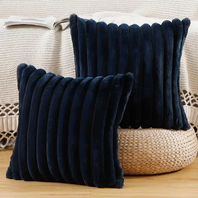 Produktbild von Set mit 2 dekorativen Kissenbezügen aus Kunstfell, weich und flauschig mit Streifenmuster für Sofa und Schlafzimmer, dunkelblau, 65 x 65 cm