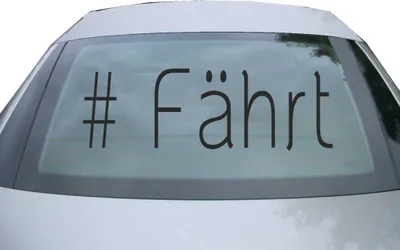 Produktbild von Indigos UG - Aufkleber Heckscheibe & Motorklappe DE6988 - schwarz - 600x197 mm - #Fährt - Auto Scheiben Fenster Heckklappe Tuning Racing JDM - Die cut
