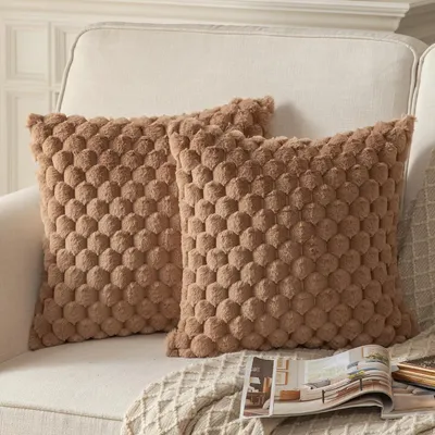 Produktbild von Set mit 2 braunen, superweichen, dekorativen Plüschkissenbezügen, 50 x 50 cm, dekorative Kissenbezüge aus Wollsamt, Sofakissen, flauschige Dekokissen für Couch, Sofa, Bett, Wohnzimmer