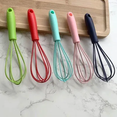 Image de Mini-fouet manuel en acier inoxydable avec manche en silicone, polyvalent en cuisine, idéal pour les sauces, la pâte et le lait