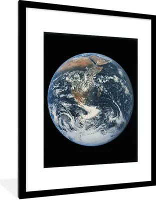 Produktbild von MuchoWow® Gerahmtes Poster Der Planet Erde gegen einen dunklen Himmel 60x80 cm - Poster mit Schwarzem Bilderrahmen Wandposter Rahmen Foto Bilder - Wohnzimmer - Dekorationen - Prämie