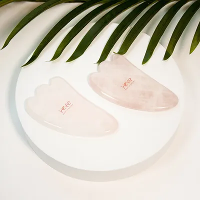 Zdjęcie produktu dla Kamień Gua Sha do masażu i relaksu - stopa różowy kwarc Yeye