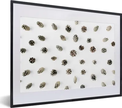 Produktbild von MuchoWow® Gerahmtes Poster Winter - Tannenzapfen - Weiß 40x30 cm - Poster mit Schwarzem Bilderrahmen Wandposter Rahmen Foto Bilder - Bilderrahmen - Poster im Rahmen
