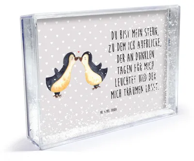 Produktbild von Mr. & Mrs. Panda Bilderrahmen Pinguin Liebe - Grau Pastell - Geschenk, Fotorahmen, Hochzeitstag, glücklich, Objektrahmen, Aufstellrahmen, Freundin, Vertraut, Verlobung