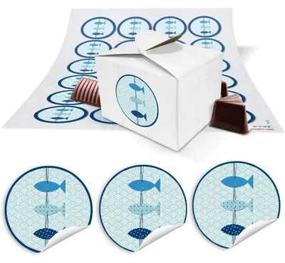 Produktbild von 24 kleine weiße Geschenkboxen Geschenkverpackung Geschenkschachteln 8 x 6,5 x 5,5 + maritime blau weiße Fische Aufkleber … zum Befüllen für Gastgeschenke zur Kommunion, Taufe, Geburtstag