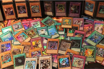 Produktbild von YU-GI-OH! 50 Holo Karten Sammlung - DEUTSCH - (z.B. XYZ, Synchro, Super, Ultra usw.) Yugioh Glitzer Karten + 1x Heartforcards Toploader