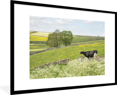 Produktbild von MuchoWow® Gerahmtes Poster Kuh - Blumen - Tiere 90x60 cm - Poster mit Schwarzem Bilderrahmen Wandposter Rahmen Foto Bilder - Wanddekoration - Fotos