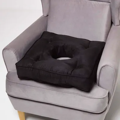 Produktbild von HOMESCAPES Orthopädisches Sitzkissen schwarz mit Aussparung, 50 x 50 cm – Sitzpolster mit Velours-Bezug