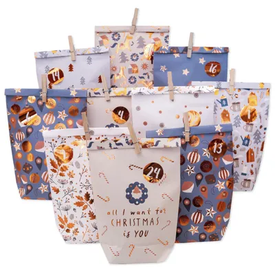 Produktbild von Papierdrachen Adventskalender 2025 – 24 bedruckte Papiertüten zum Selbstbefüllen - Hyggewald - 24 Zahlensticker und Holzklammern - 6 Designs - Weihnachten