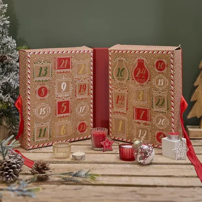 Productafbeelding van Adventskalender met 24 Geurkaarsen en Verrassingen