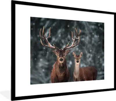 Produktbild von MuchoWow® Gerahmtes Poster Hirsche - Tiere - Winter - Geweih - Schnee - Natur 80x60 cm - Poster mit Schwarzem Bilderrahmen Wandposter Rahmen Foto Bilder - Schlafzimmer-Dekorationen - Fotoposter