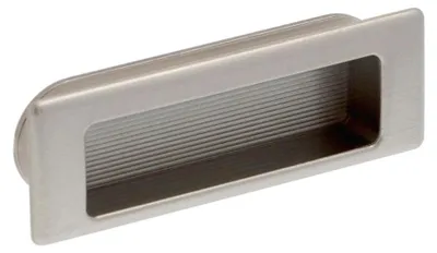 Imagen del producto de Tirador empotrado para mueble, fabricado en zamak. Distancia entre agujeros: 75 mm. Acabado: níquel satinado