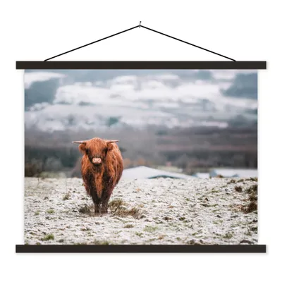 Produktbild von MuchoWow® Textilposter Schottischer Highlander - Schnee - Berg 120x90 cm mit schwarzem Rahmen - Aufhänger für Poster